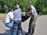Под двери Путина положили бревна Химкинского леса. Участников акции задержали у Белого дома (ФОТО) Под двери Путина положили бревна Химкинского леса. Участников акции задержали у Белого дома (ФОТО)