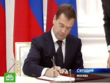 Президент РФ Дмитрий Медведев в пятницу подписал федеральный закон, запрещающий эксплуатацию транспортных средств лицами в состоянии алкогольного, наркотического или иного токсического опьянения