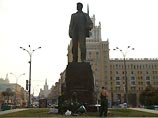 Активисты молодежного комитета движения "Солидарность" провели озеленительно-протестную акцию "Цветы вместо дубинок" на Триумфальной площади в Москве