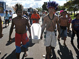 Захват ГЭС по-бразильски: индейцы в боевой раскраске с луками захватили заложников, защищая древнее кладбище