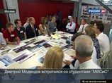 Президент России Дмитрий Медведев побывал на занятиях студентов "креативного класса" Национального исследовательского технологического университета "МИСиС", где рассматривался вертолетный проект