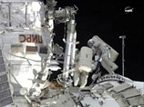 Российские космонавты вышли в открытый космос и сразу же там намусорили