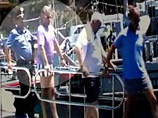 На появившемся в интернете ВИДЕО в одном из задержанных - седом человеке в сиреневой футболке и полосатых трусах саратовцы "признали" главу региона
