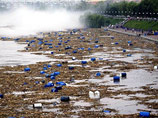 Паводок смыл в приток Амура семь тысяч бочек с территории завода в Китае в среду утром