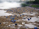 Китайские аварийные службы выловили из впадающей в Амур реки Сунгари порядка 1500 контейнеров с ядохимикатами