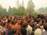 В лесных пожарах по стране гибнут десятки человек. Медведев посылает чиновников в регионы. Путин уже там - распекает местные власти