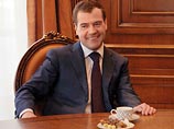 Президент Дмитрий Медведев, который сейчас находится в Сочи, через журналистов попросил россиян не думать, что он там проводит отпуск, а не работает