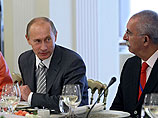 В сентябре 2009 года на заседании международного дискуссионного клуба "Валдай" Путин заявил, что в 2012 году он и Медведев не собираются конкурировать на выборах и "договорятся"