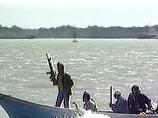 Две лодки, в которых находились по шесть и восемь человек, стали опасно сближаться с танкером на носовых курсовых углах. После предупредительного огня из стрелкового оружия с борта "СБ-36" лодки застопорили ход