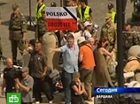 Беспорядки в Варшаве: поляки не дают властям перенести крест в память о Качиньском Беспорядки в Варшаве: поляки не дают властям перенести крест в память о Качиньском