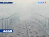 Густой едкий дым, опустившийся накануне ночью на Москву, немного развеялся днем, однако к вечеру среды обстановка снова начала резко ухудшаться