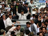 Неизвестный, который позже был задержан, по сообщениям СМИ, бросил некое взрывное устройство в президентский кортеж. Сам Ахмади Нежад не пострадал