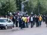 Новый митинг в Бишкеке - в столицу Киргизии движется вооруженная колонна