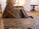 Фортепьяно длиной 1,5 метра цвета орехового дерева было создано в 1775 году известным Моцарту немецким мастером из Цвайбрюккена Кристианом Бауманном