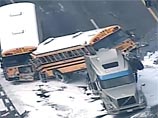 Инцидент произошел утром в четверг (по местному времени) на автотрассе в нескольких километрах от города Сент-Луис. Школьные автобусы везли восьмиклассников одной из местных школ в расположенный неподалеку парк развлечений