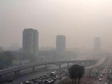 Москву в пятницу окутала плотная завеса дыма, причем задымление усиливается с каждым часом. Концентрация вредных веществ в столичном воздухе превышена в несколько раз