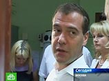 Медведев посетил в Москве подстанцию скорой помощи и назвал ситуацию со смогом "чудовищной"