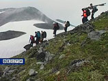 Пешая группа спасателей, которая выдвинулась в субботу на помощь альпинистам, также продолжит путь в горы