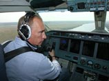 Премьер-министр России Владимир Путин принял во вторник личное участие в тушении лесных пожаров в Рязанской области с борта противопожарного самолета-амфибии Бе-200