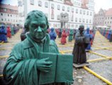 В Виттенберге установили 800 фигур Лютера из пластика В Виттенберге установили 800 фигур Лютера из пластика