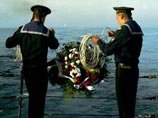Траурные церемонии и панихиды прошли на всех флотах российского ВМФ от Калининграда до Камчатки, и прежде всего на базе Северного флота в Мурманске, откуда моряки "Курска" отправились 10 лет назад в свое последнее трагическое плавание