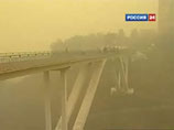 Сменившийся ветер принес в Нижний Новгород дым от лесных пожаров в области, а пониженное атмосферное давление способствовало его накоплению в нижних слоях атмосферы, в результате чего город оказался под плотной завесой смога