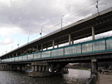 Несколько экстремалов спрыгнули с моста в Москва-реку. Один не выплыл