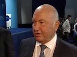 Лужков открыл медовую ярмарку и проверил своих эвакуированных пчел под Калугой Лужков открыл медовую ярмарку и проверил своих эвакуированных пчел под Калугой