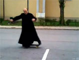 Католический священник-экстремал на скейте стал героем интернета (ВИДЕО) 