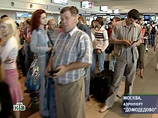 В "Домодедово" скопились тысячи прилетевших пассажиров, они не могут пройти паспортный контроль
