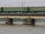 В Китае с моста в реку упали два вагона поезда, но пассажиров успели высадить