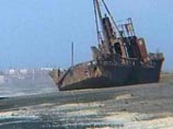 Потерпевшее крушение в Охотском море рыболовецкое судно выбросило на берег