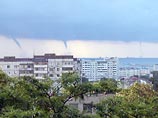 Жители Новороссийска стали свидетелями необычной картины: в километре от черноморского пляжа образовались сразу пять торнадо