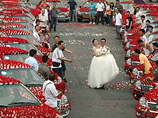 Молодой жених из Китая по имени Сяо Ван сделал довольно необычный подарок для своей возлюбленной Сяо Лю: он закупил в цветочном магазине 99 999 алых роз и украсил ими свадебный кортеж