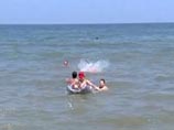 В Крыму спасены трое российских туристов, которых унесло в море на матрасах В Крыму спасены трое российских туристов, которых унесло в море на матрасах
