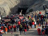 В Чили спасателям удалось установить контакт с 33 горняками, заваленными две недели назад