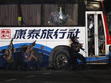 Бывший офицер полиции, захвативший в Маниле  автобус с туристами из Гонконга, оказал сопротивление штурмующему спецназу: он открыл огонь по сотрудникам спецслужб, которые попытались проникнуть в автобус через аварийный выход