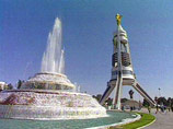В столице Туркмении завершен демонтаж 12-метровой статуи первого президента Сапармурата Ниязова