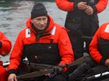 Путину дали пострелять по киту из арбалета. Он попал с четвертого раза