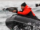 Путину дали пострелять по киту из арбалета