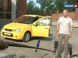 Отвечая на вопрос, почему он выбрал для поездки машину "Лада-Калина", Путин сказал, что ему было все равно, на какой машине "АвтоВАЗа" ехать, добавив, что "АвтоВАЗ" - это крупнейший производитель легковых автомашин, которыми пользуются люди в России