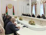 Обращаясь к делегации Курской области, лидер Белоруссии отметил: "Вы - наши люди, и то, что вы у нас видите - мы готовы поделиться последним, готовы оказать любую помощь и поддержку, на которую способны"