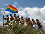 В первые годы после революции кубинских геев отправляли в трудовые лагеря, на лечение и перевоспитание. Кроме того, в течение долгого времени гомосексуальные отношения в карибской стране были уголовно наказуемы