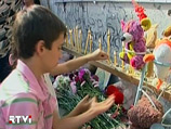 В Беслане проходят траурные мероприятия в память о жертвах захвата школы &#8470;1, где террористы в течение трех дней удерживали в заложниках детей и их родителей, а также учителей