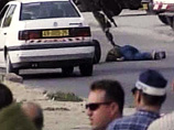 Неизвестные обстреляли автомобиль, в котором находились четверо израильтян: двое мужчин и двое женщин