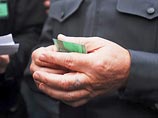 Глава пресс-службы столичного ГУВД свел скандальную татуировку и показал журналистам средний палец Глава пресс-службы столичного ГУВД свел скандальную татуировку и показал журналистам средний палец