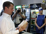 Российский президент Дмитрий Медведев призывает глав регионов мониторить цены на продукты, систематически посещая продуктовые магазины и рынки