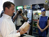 Медведев поручил разобраться с ценами на продукты: губернаторы будут проверять их лично в местных магазинах Медведев поручил разобраться с ценами на продукты: губернаторы будут проверять их лично в местных магазинах