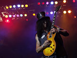 Легендарная американская рок-группа Guns N'Roses во главе с исполнителем Эксл Роуз вынуждена была в среду прервать концерт в Дублине, когда зрители забросали музыкантов бутылками