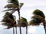 Атлантический ураган "Эрл" в ночь на субботу ослабел до уровня тропического шторма, сообщает американская телекомпания  CNN со ссылкой на Центр слежения за ураганами в Майами